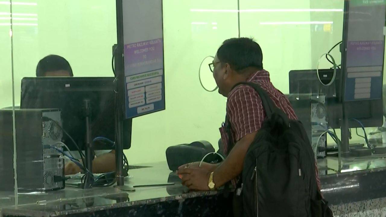 Kolkata Metro: সপ্তাহের প্রথম দিনই মেট্রো পরিষেবা বিপর্যস্ত, প্ল্যাটফর্মে যাত্রীদের ভিড়, উগড়ে দিলেন ক্ষোভ