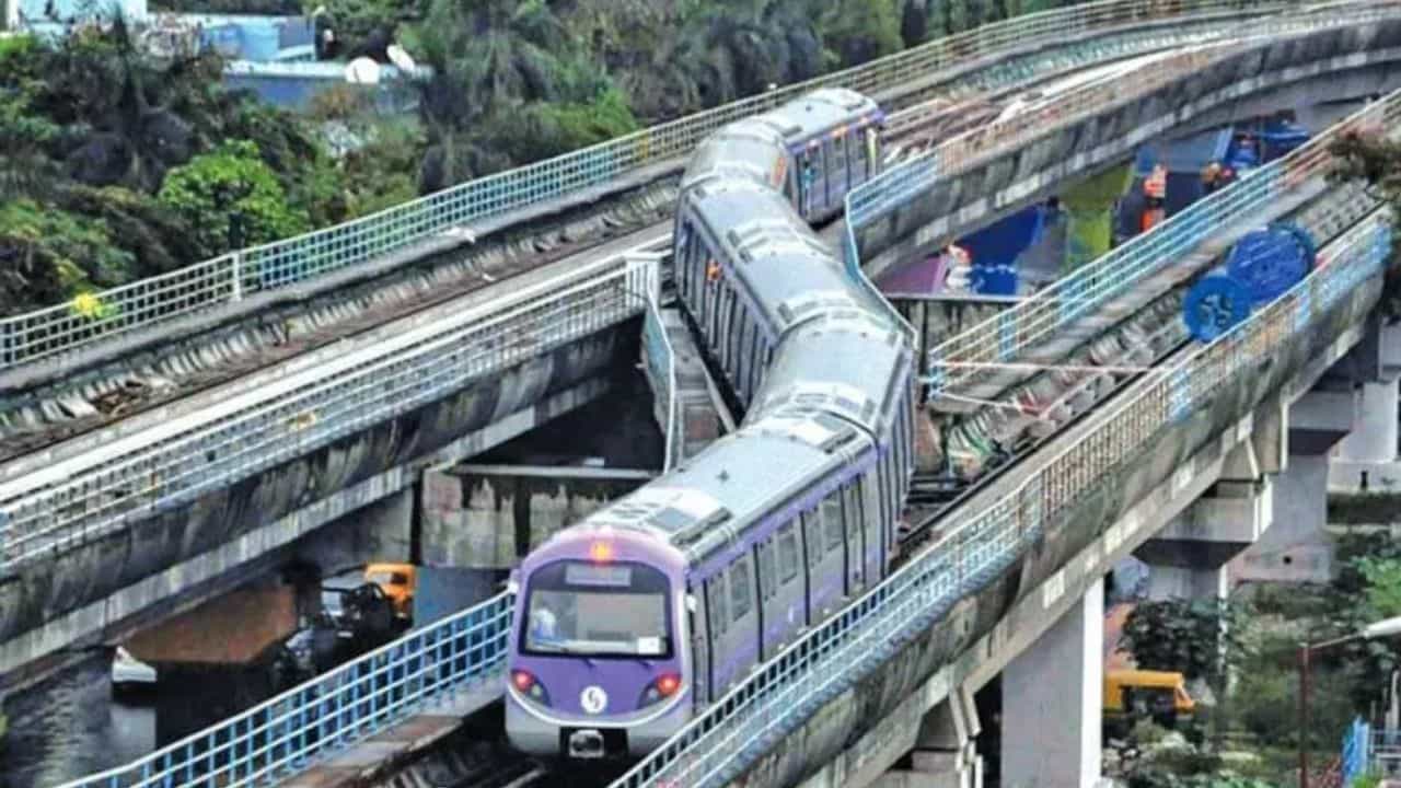 Howrah-Sector V Metro History: ব্রিটিশরা পারেনি, গঙ্গার নীচে দিয়ে মেট্রো চালিয়ে দেখালেন মোদী! Howrah-Sector V Metro History: ব্রিটিশরা পারেনি, গঙ্গার নীচে দিয়ে মেট্রো চালিয়ে দেখালেন মোদী!