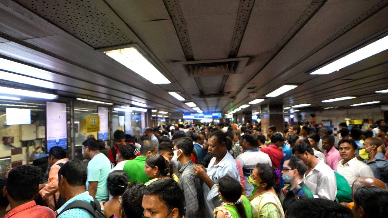 Kolkata Metro: শনির রাতেও ভোগান্তির শেষ নেই! স্টেশনের মুখেই দাঁড়িয়ে রইল সারি সারি মেট্রো
