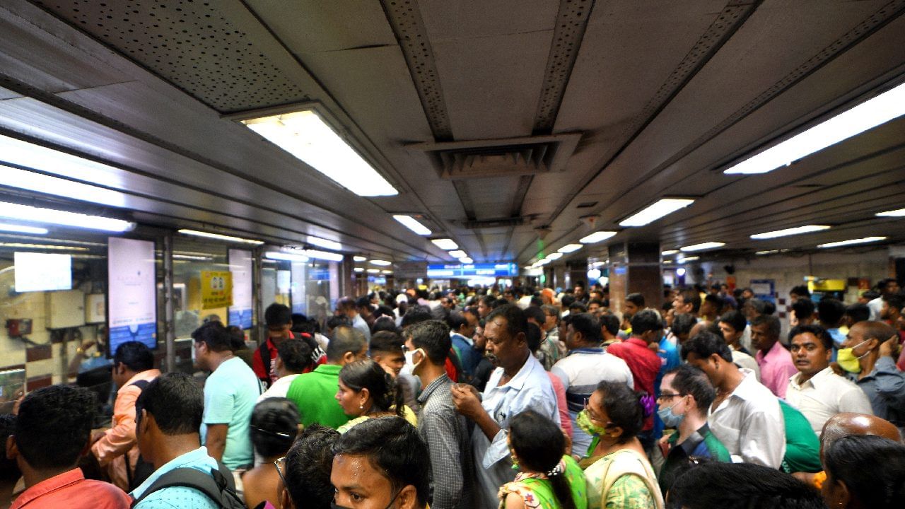 Kolkata Metro: বন্ধ নিয়োগ, ভরসা বদলি! পুজোর মুখে নয়া পরিষেবা সামাল দিতে গিয়ে বড়সড় সঙ্কটে পড়বে না তো কলকাতা মেট্রো? Kolkata Metro: বন্ধ নিয়োগ, ভরসা বদলি! পুজোর মুখে নয়া পরিষেবা সামাল দিতে গিয়ে বড়সড় সঙ্কটে পড়বে না তো কলকাতা মেট্রো?