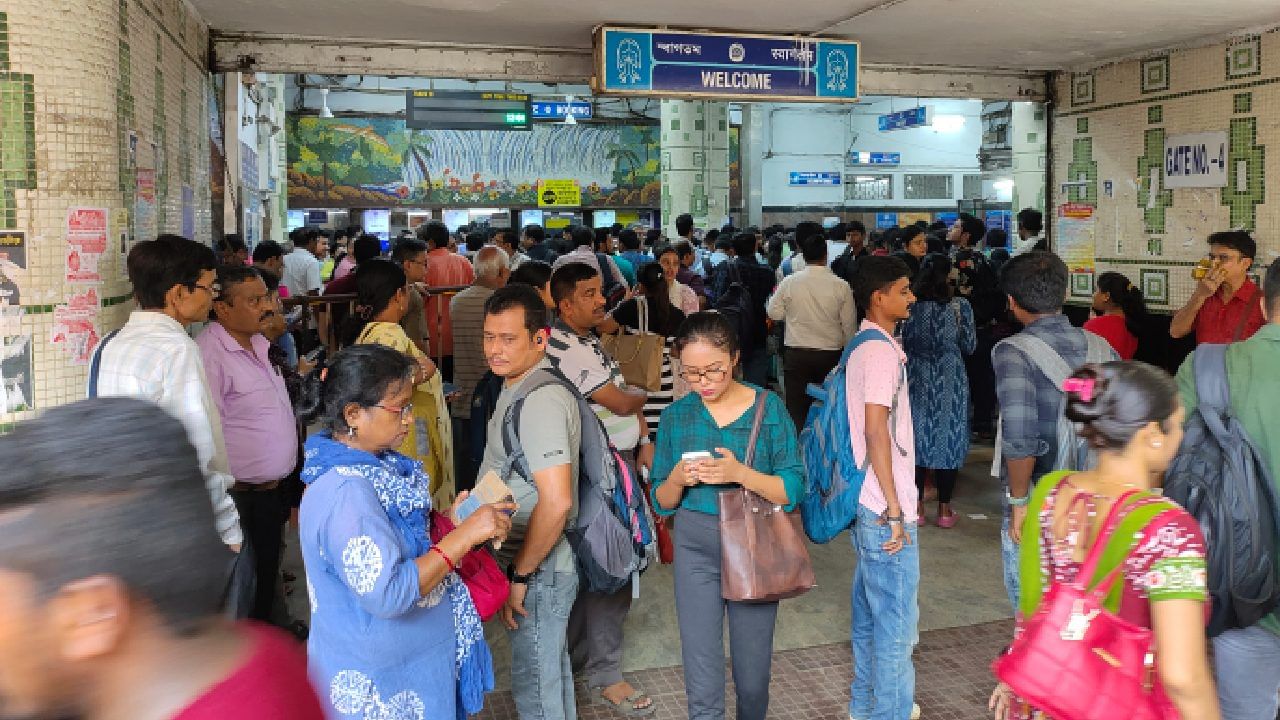 Kolkata Metro: একাধিক স্টেশনে দাঁড়িয়ে যাচ্ছে একের পর এক রেক, কেন এত দেরিতে চলছে মেট্রো? Kolkata Metro: একাধিক স্টেশনে দাঁড়িয়ে যাচ্ছে একের পর এক রেক, কেন এত দেরিতে চলছে মেট্রো?
