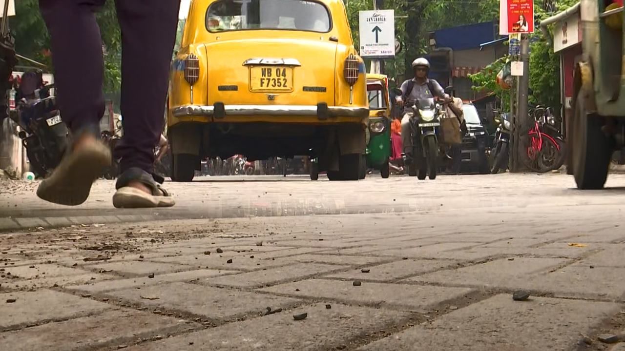 Kolkata Road: প্লাস্টিক দিয়ে তৈরি রাস্তার পর কলকাতার গর্ত-রোগ দূর করতে দাওয়াই পেভার ব্লক! কী ভাবছে পুরসভা Kolkata Road: প্লাস্টিক দিয়ে তৈরি রাস্তার পর কলকাতার গর্ত-রোগ দূর করতে দাওয়াই পেভার ব্লক! কী ভাবছে পুরসভা