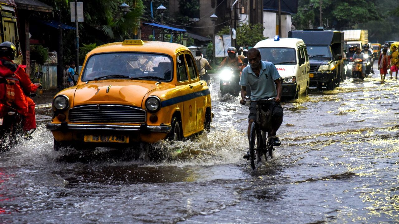 Rain Forecast: সরেছে নিম্নচাপ, কিন্তু কলকাতার বুক চিরে চলে গিয়েছে মৌসুমী অক্ষরেখা! বৃষ্টি কি আদৌও কমবে? Rain Forecast: সরেছে নিম্নচাপ, কিন্তু কলকাতার বুক চিরে চলে গিয়েছে মৌসুমী অক্ষরেখা! বৃষ্টি কি আদৌও কমবে?