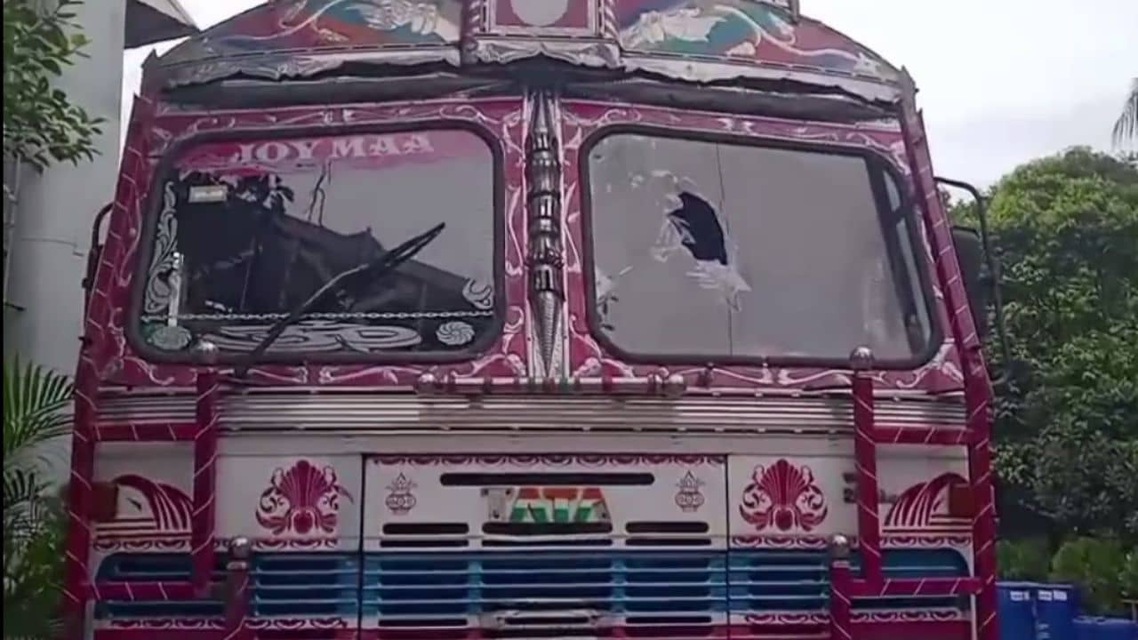 Hooghly: গাড়ি বন্ধ করবি নাকি গুলি খাবি, হুগলিতে আগ্নেয়াস্ত্র দেখিয়ে তোলাবাজি দুষ্কৃতীদের