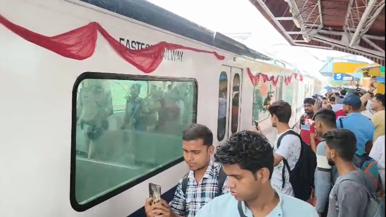 AC Local Train: প্রথম এসি লোকাল দেখল শিয়ালদহ শাখা, ভাড়া ১২০, প্লাটফর্মে সেলফি তোলার ভিড়