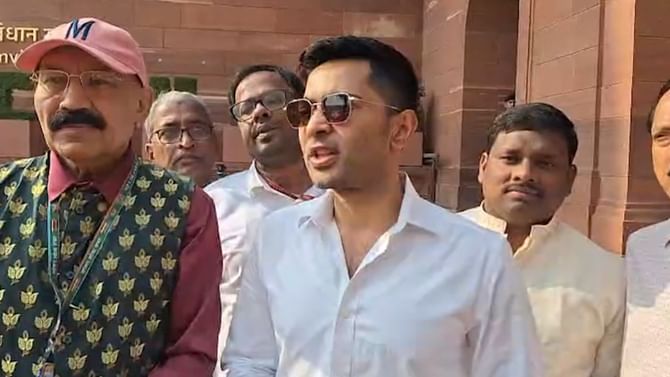 এবার দলের নেতা অভিষেক, জানিয়ে দিলেন মমতা এবার দলের নেতা অভিষেক, জানিয়ে দিলেন মমতা