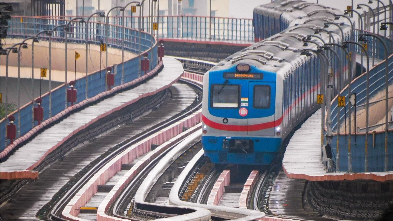 Kolkata Metro, Airport: বিমান ধরতে চাইলে মেট্রো কতটা কাজে লাগবে আপনার? Kolkata Metro, Airport: বিমান ধরতে চাইলে মেট্রো কতটা কাজে লাগবে আপনার?