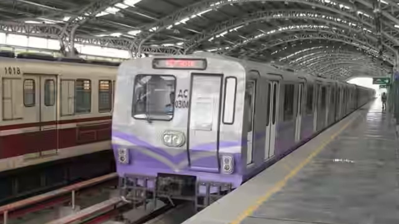 Metro Rail: রেলের টাকা পেয়েও পাইপ সরাচ্ছে না পুরসভা, ফের শহরে মেট্রোর কাজে বাধা! Metro Rail: রেলের টাকা পেয়েও পাইপ সরাচ্ছে না পুরসভা, ফের শহরে মেট্রোর কাজে বাধা!