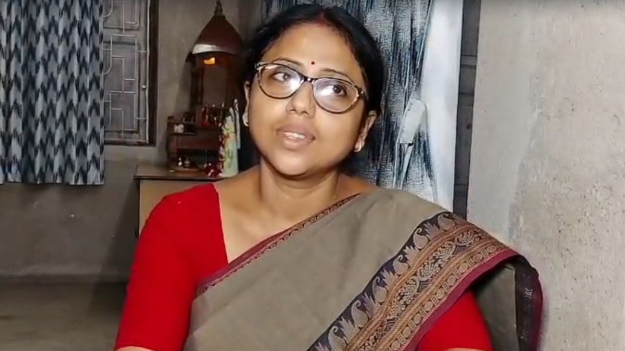 Tainted Candidate-TMC: 'কেন নামটা আছে, আমার কাছে ক্লিয়ার নয়', মুখ খুললেন দাগি-তালিকায় থাকা TMC কাউন্সিলর কুহেলি ঘোষ Tainted Candidate-TMC: 'কেন নামটা আছে, আমার কাছে ক্লিয়ার নয়', মুখ খুললেন দাগি-তালিকায় থাকা TMC কাউন্সিলর কুহেলি ঘোষ