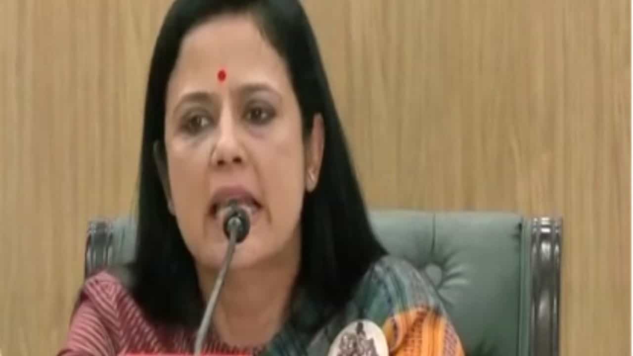 Mahua Moitra: এবার মহুয়ার বিরুদ্ধে ছত্তীসগঢ়ে FIR, কী করেছেন তৃণমূল সাংসদ? Mahua Moitra: এবার মহুয়ার বিরুদ্ধে ছত্তীসগঢ়ে FIR, কী করেছেন তৃণমূল সাংসদ?