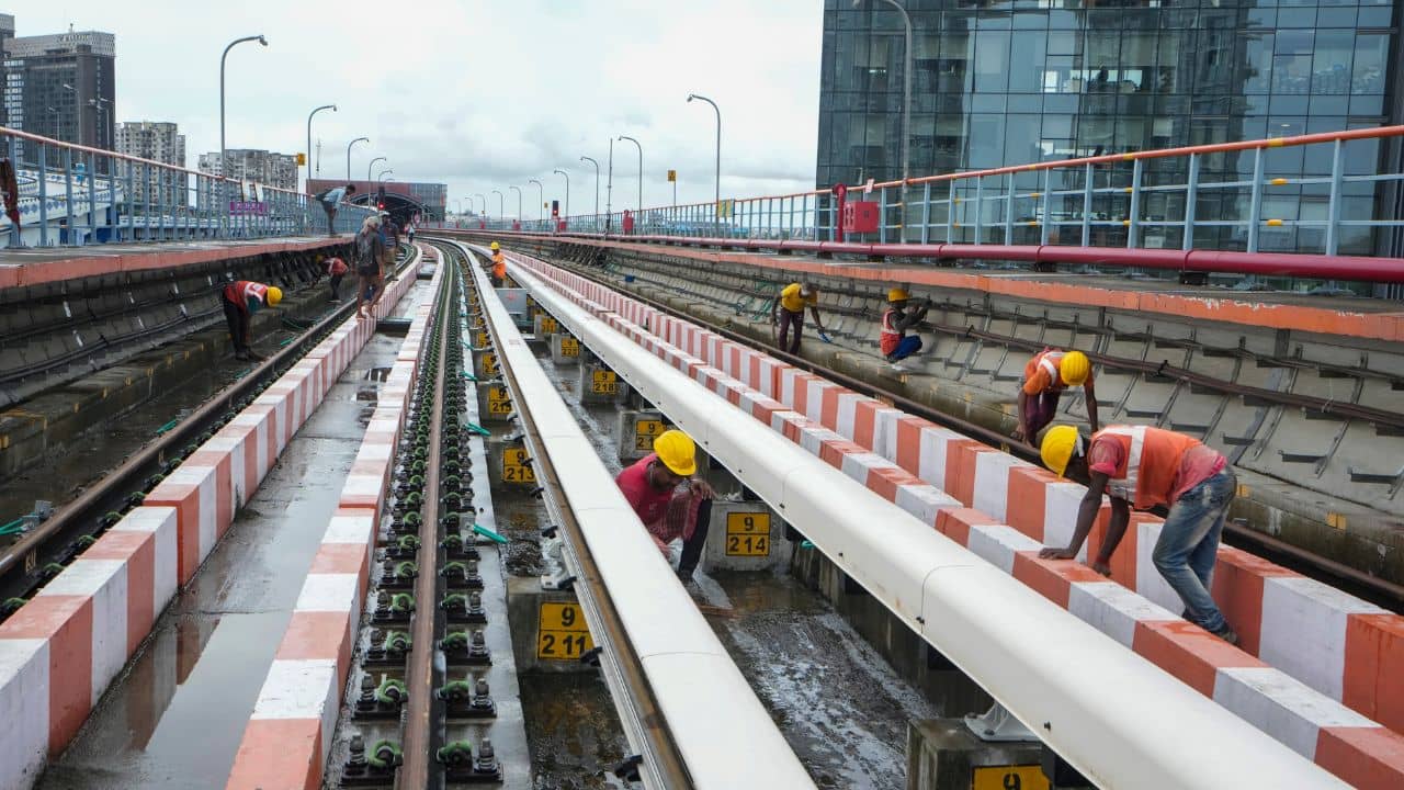 Kolkata Metro: ৩৬৬ মিটারের জন্য আটকে নিউ গড়িয়া-সেক্টর ৫ মেট্রো, সংসদে প্রশ্ন তুললেন শমীক