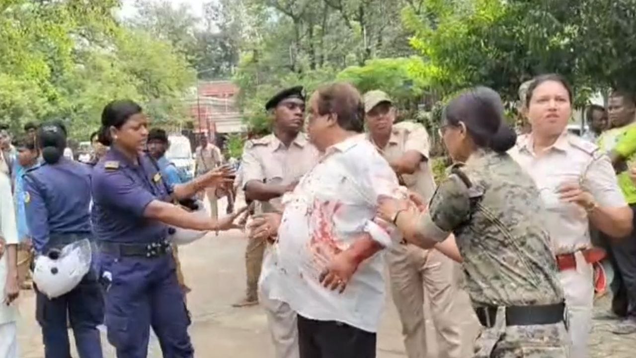 Purulia: গায়ে-মাথায় ব্লেড চালাতে শুরু করলেন… স্বাধীনতা দিবসের সকালে জেলাশাসকের দফতরে ভয়ঙ্কর কাণ্ড