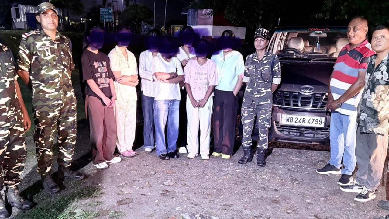 Darjeeling: পাচারের আগেই আটকে দিল SSB! গাড়ি থেকে উদ্ধার একাধিক নাবালিকা
