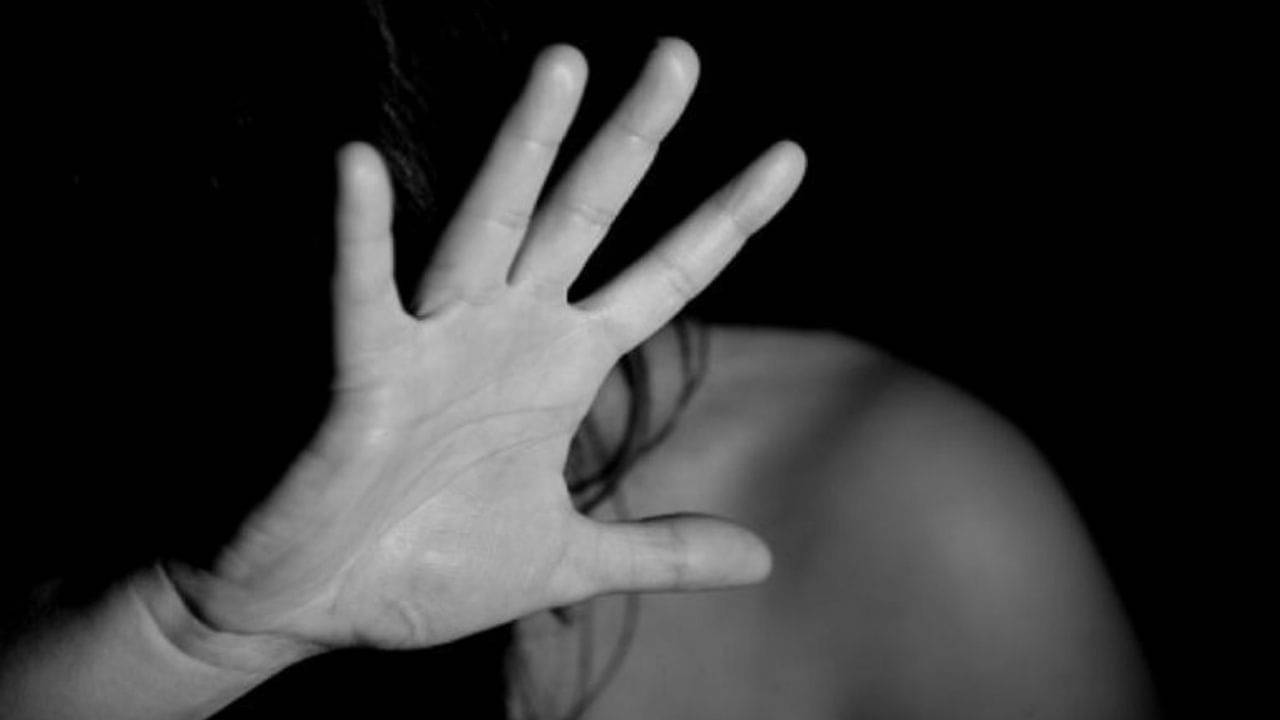 Jalpaiguri: অশ্লীল ভিডিয়ো ভাইরাল হওয়ার পরই ভেঙে পড়ে মেয়ে, থানা থেকে বাড়ি ফিরেই আত্মীয়রা দেখেন...