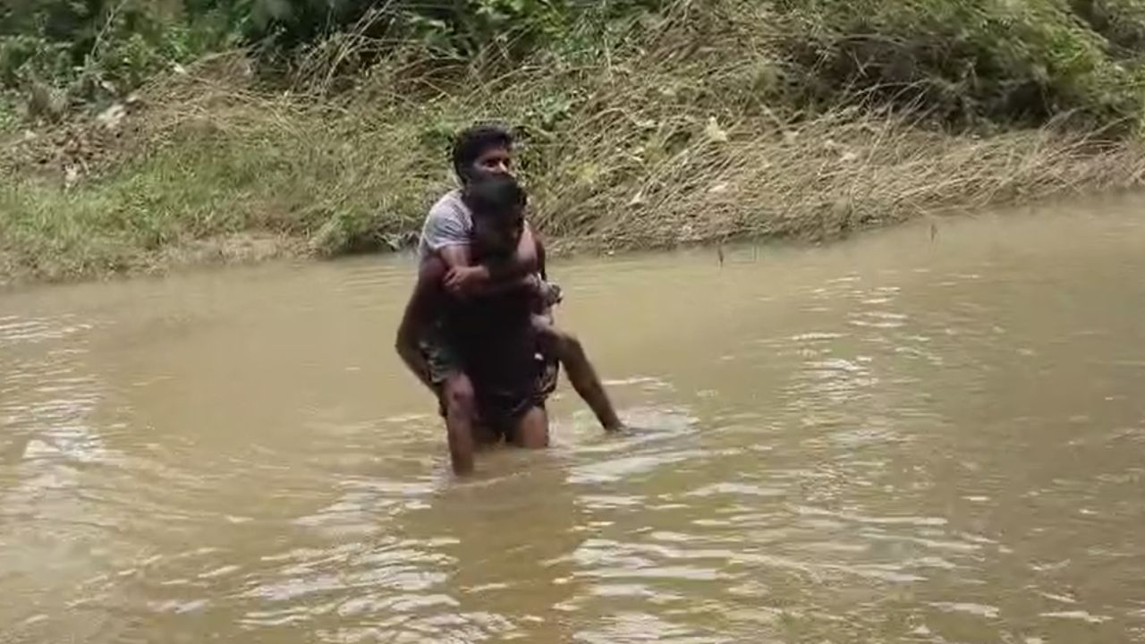 Belpahari: সামনে এক কোমর জল, ৪০ বছরের সুনীলকে চোখের সামনেই শেষ হতে দেখল পরিবার, উপায় কী! Belpahari: সামনে এক কোমর জল, ৪০ বছরের সুনীলকে চোখের সামনেই শেষ হতে দেখল পরিবার, উপায় কী!