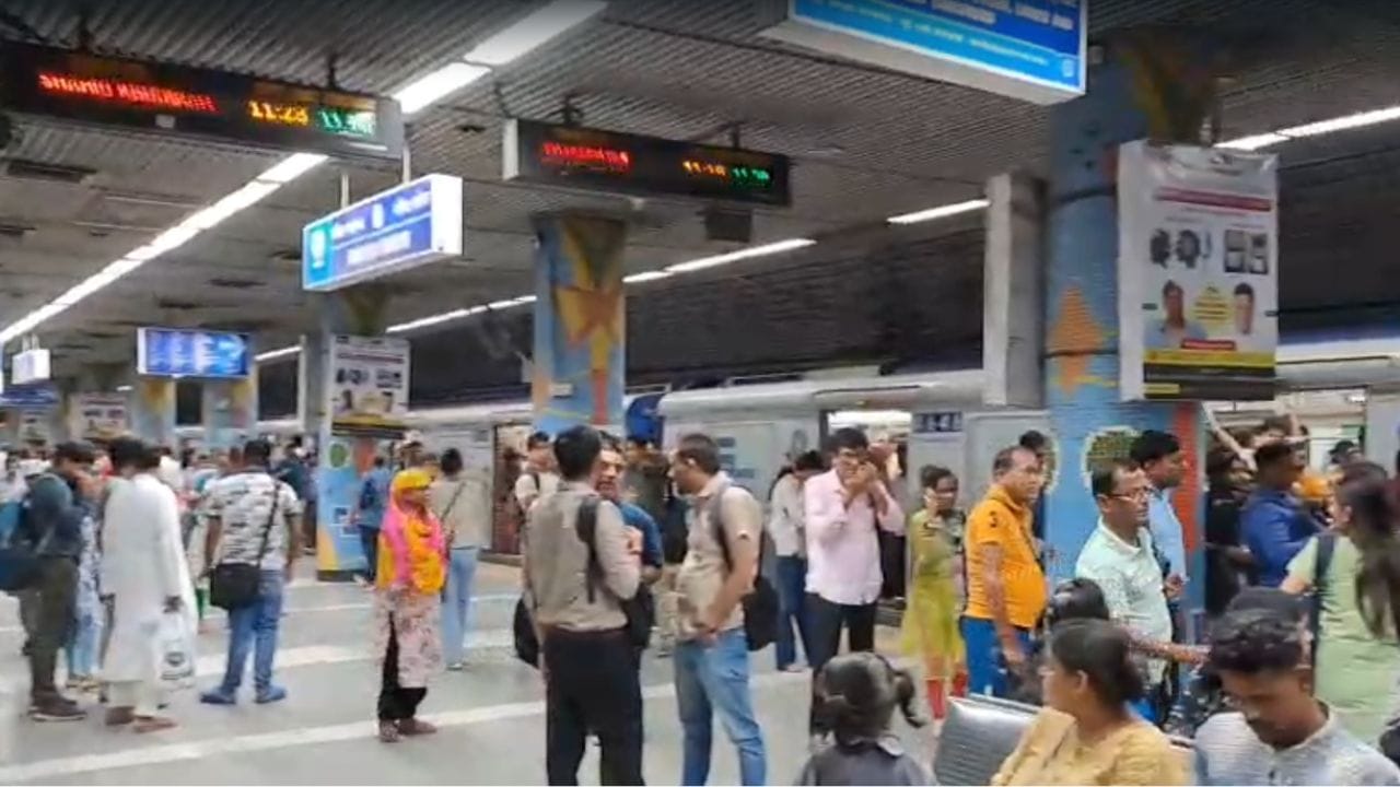 Kolkata Metro: মেট্রো লাইনে হু হু করে ঢুকল জল, বন্ধ হয়ে গেল পরিষেবা Kolkata Metro: মেট্রো লাইনে হু হু করে ঢুকল জল, বন্ধ হয়ে গেল পরিষেবা