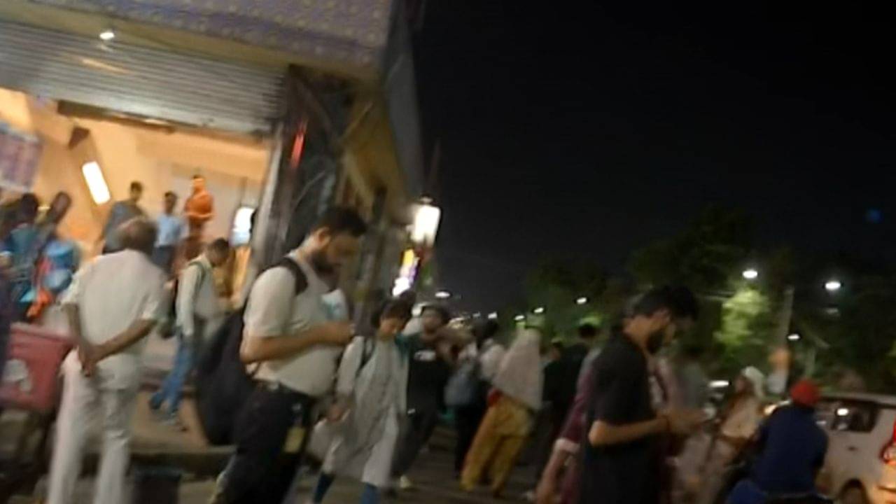 Dakhineswar Metro: মাঝপথে নামিয়ে দেওয়া হল যাত্রীদের, সকালের পর সন্ধ্যায় মেট্রোয় চরম দুর্ভোগ