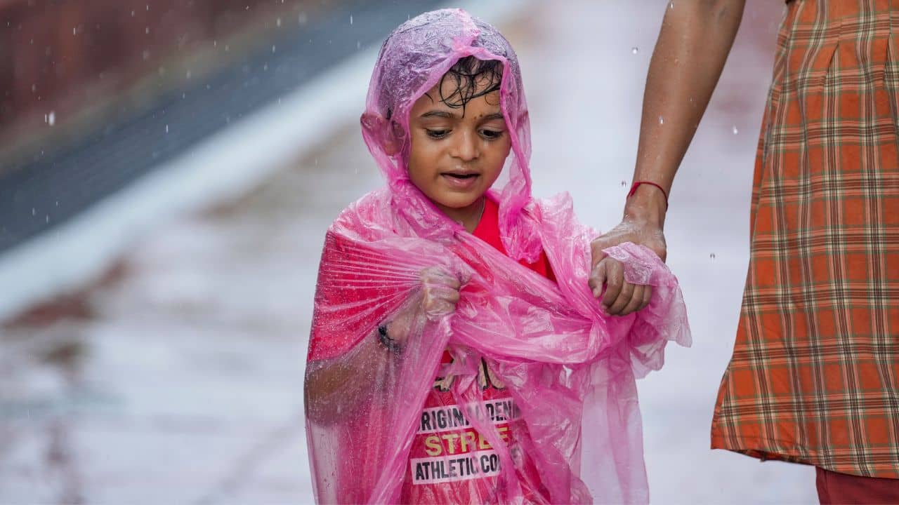 Weather Updates: প্লাবনে ভাসবে বাংলা! ১১ জেলার জন্য জারি হল অ্যালার্ট