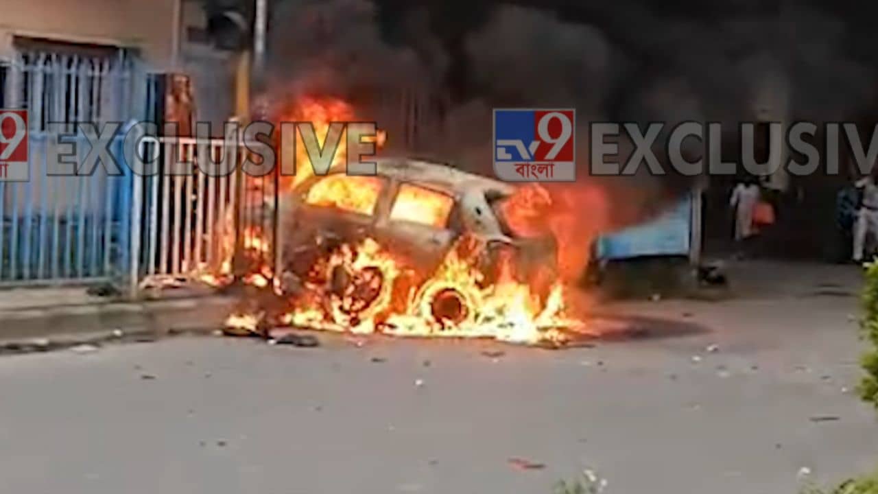 Salt Lake: জীবন্ত পুড়ে মৃত্যু ডেলিভারি বয়ের, সল্টলেকে তুমুল উত্তেজনা, পুলিশকে ছোড়়া হচ্ছে থান ইট