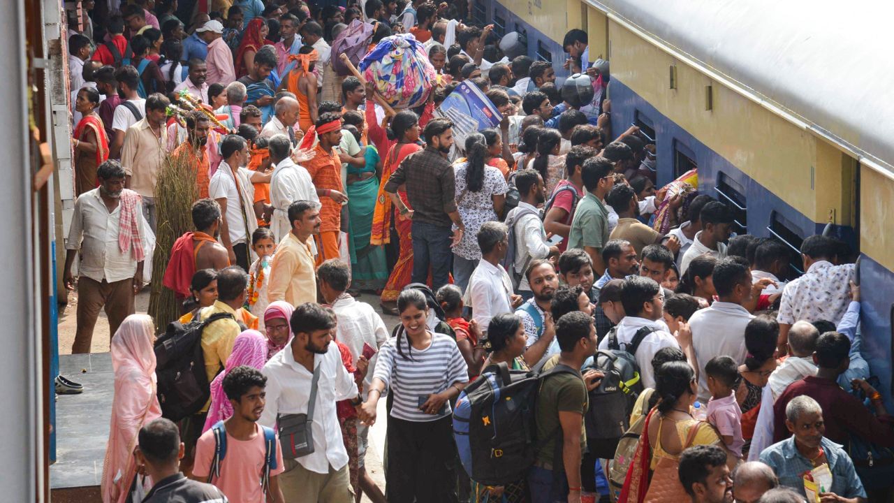 Local Train: ঝুলে ঝুলে যাওয়ার দিন শেষ, লোকাল ট্রেনের দরজা এবার বন্ধ হয়ে যাবে! Local Train: ঝুলে ঝুলে যাওয়ার দিন শেষ, লোকাল ট্রেনের দরজা এবার বন্ধ হয়ে যাবে!