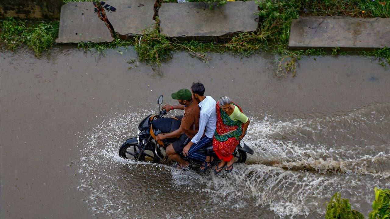 West Bengal Weather: বৃষ্টি কমলেও আশঙ্কা থাকছেই, অপেক্ষা করছে নিম্নচাপ, কোথায় হবে বৃষ্টি