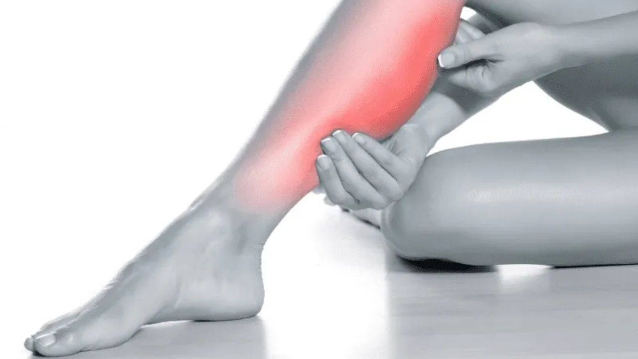 Leg Cramps: রাতে মাঝে মাঝে পায়ে টান ধরে? কোন বড় রোগের পূর্বাভাস জানেন?