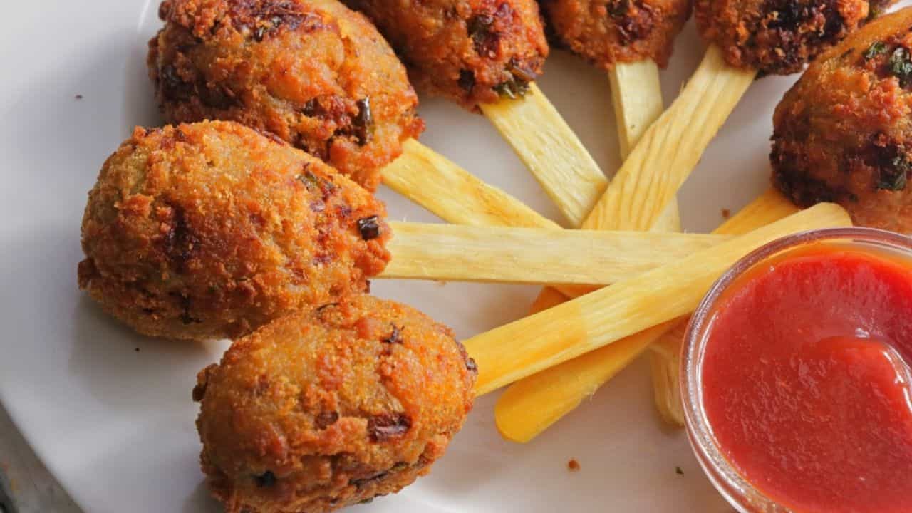 Vegetable lollipop Recipe: চিকেন নয়, খেয়ে দেখুন ভেজিটেবল ললিপপ, তৈরি করুন বাড়িতেই Vegetable lollipop Recipe: চিকেন নয়, খেয়ে দেখুন ভেজিটেবল ললিপপ, তৈরি করুন বাড়িতেই