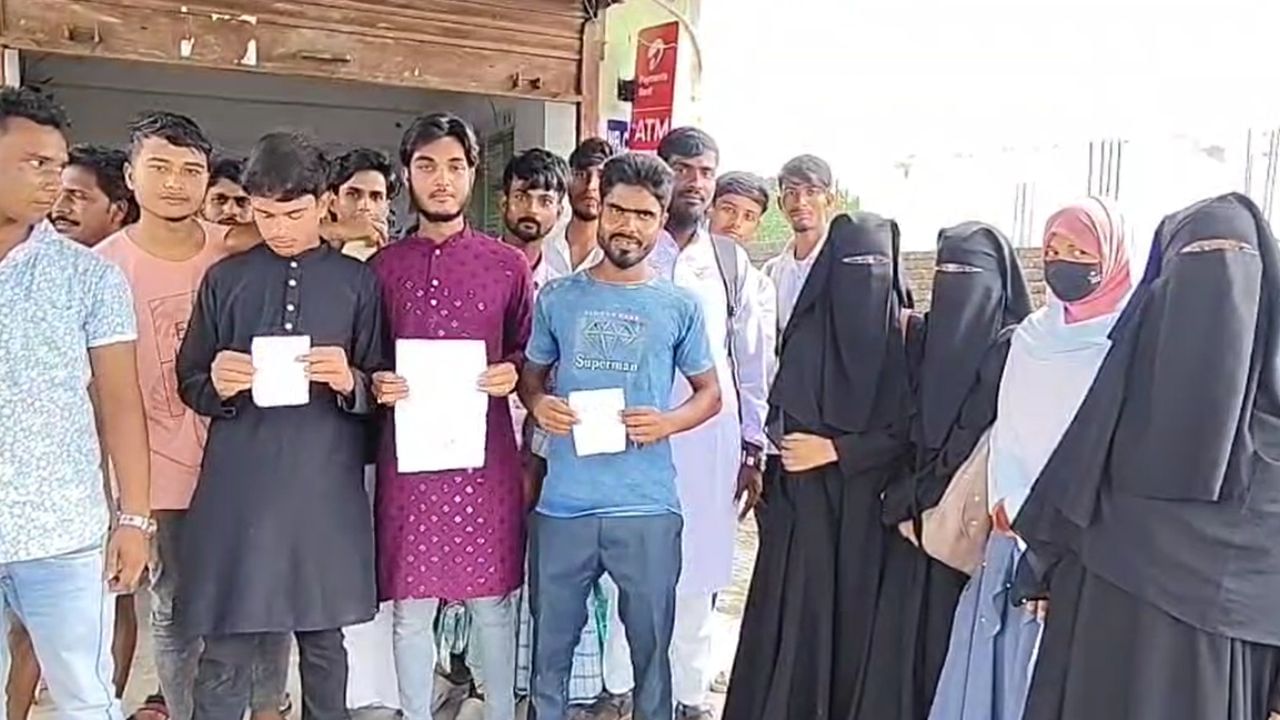 Malda: মাদ্রাসার বিরুদ্ধে উঠল ভয়ঙ্কর অভিযোগ, এতদিন পর ক্ষোভে ফুঁসে উঠল ছাত্রছাত্রীরাই Malda: মাদ্রাসার বিরুদ্ধে উঠল ভয়ঙ্কর অভিযোগ, এতদিন পর ক্ষোভে ফুঁসে উঠল ছাত্রছাত্রীরাই