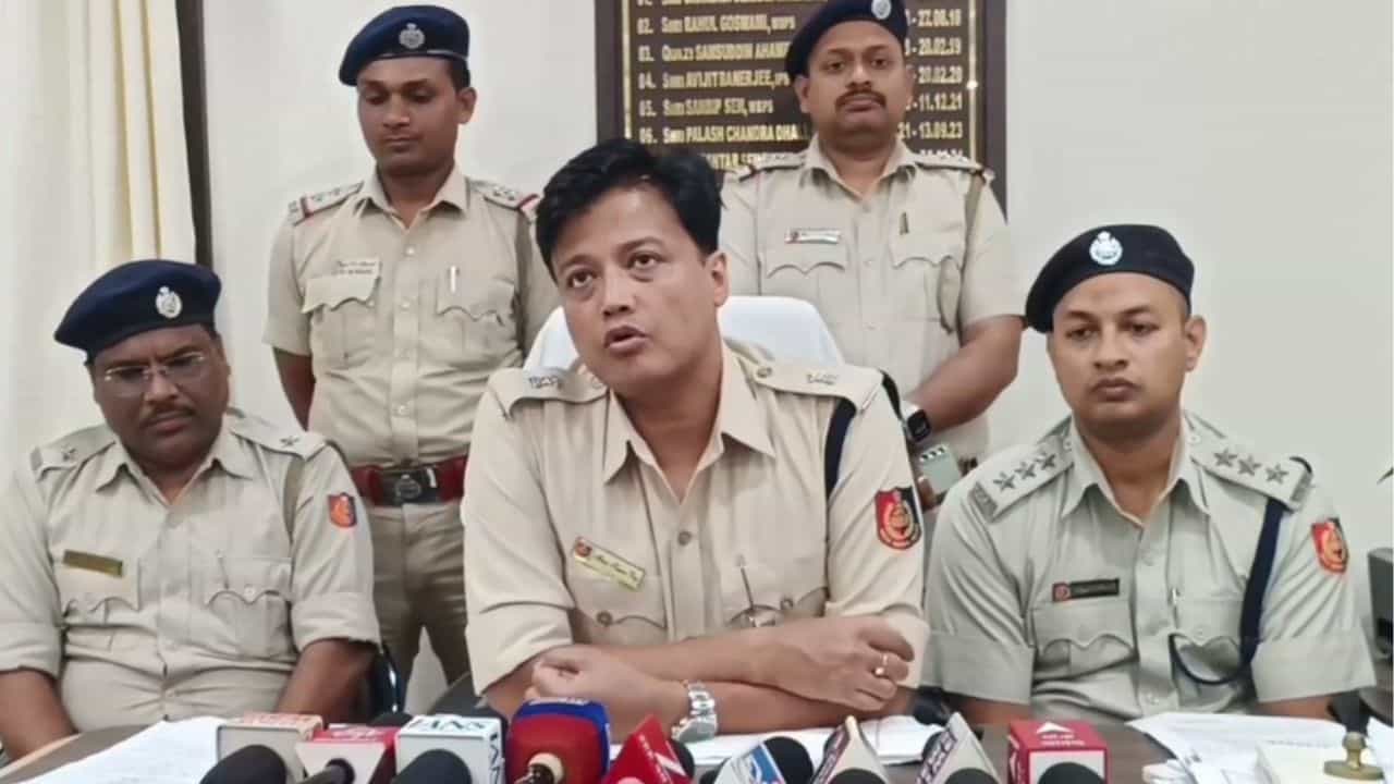 Magrahat person arrested from Gurugram: বুদ্ধির জোরে মায়ের সম্ভ্রম রক্ষা করল ছোট্ট মেয়ে Magrahat person arrested from Gurugram: বুদ্ধির জোরে মায়ের সম্ভ্রম রক্ষা করল ছোট্ট মেয়ে
