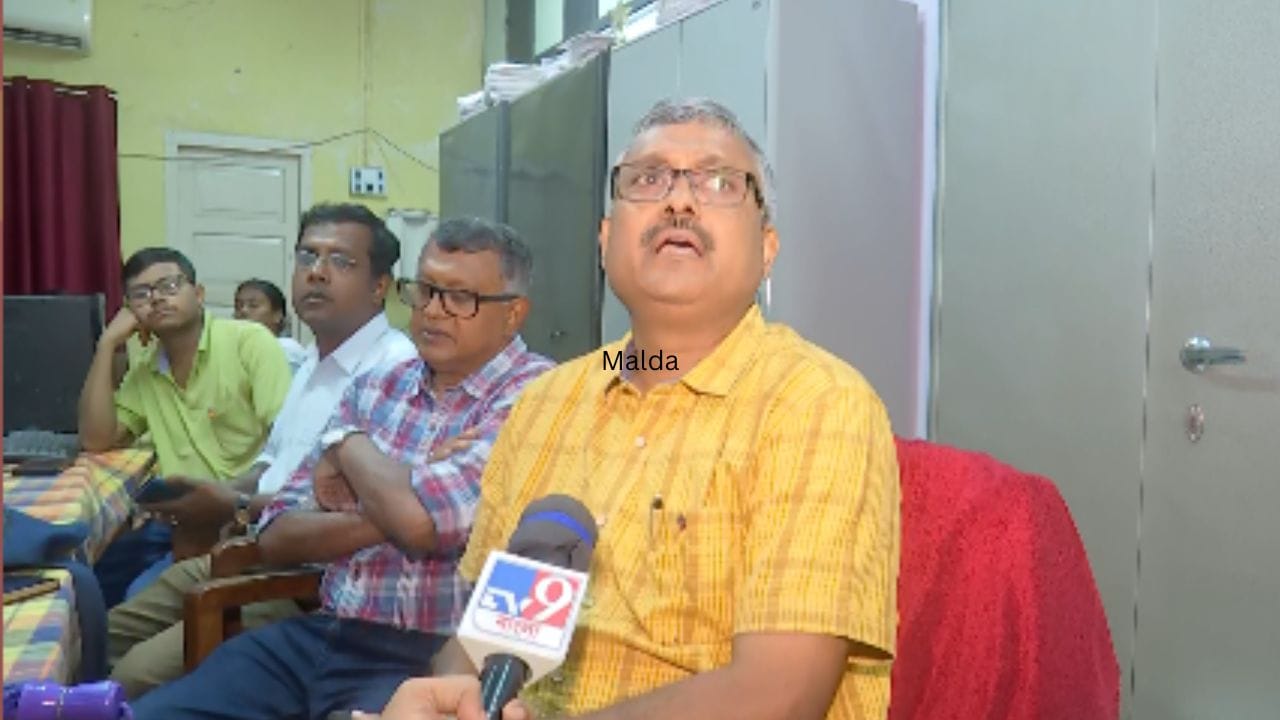 Bengali Subject in Malda College: বাংলা পড়ার আগ্রহ কি ক্রমেই কমছে? খোলাখুলি আলোচনায় অধ্যাপকরা Bengali Subject in Malda College: বাংলা পড়ার আগ্রহ কি ক্রমেই কমছে? খোলাখুলি আলোচনায় অধ্যাপকরা