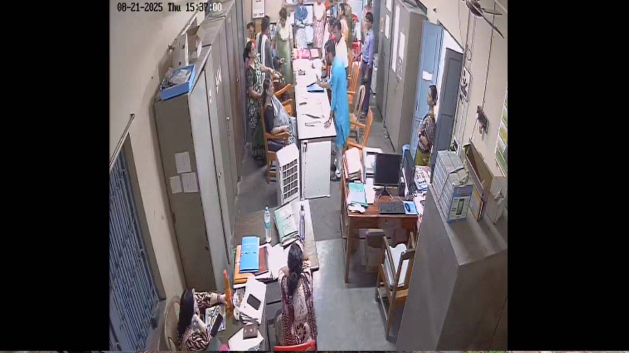Malda: স্কুলে ঢুকে ভারপ্রাপ্ত প্রধান শিক্ষিকাকে আঙুল উঁচিয়ে হুমকির অভিযোগ, CCTV-তে ধরা পড়ল ছবি