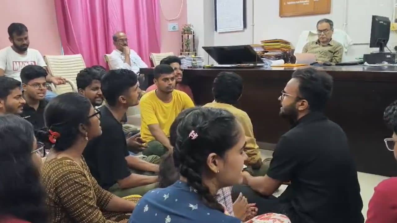 Malda: মালদহ মেডিক্যালে ইন্টার্ন ডাক্তারদের দ্বন্দ্ব, মারধর, নাম জড়াল শাসকদলের