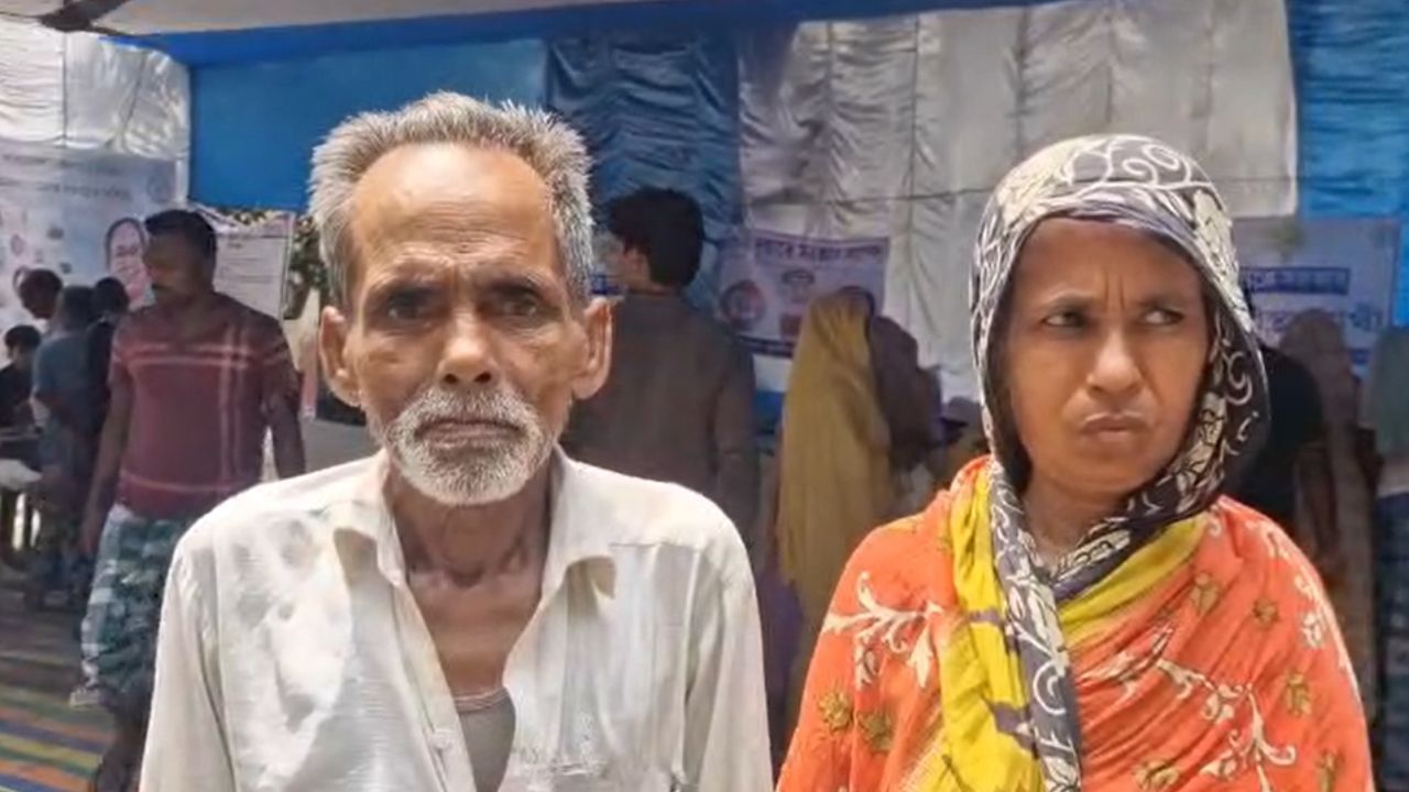 Malda: মেলেনি আবাস যোজনার ঘর, পান না বার্ধক্য ভাতা-রেশন! 'পাড়ায় সমাধানে' গিয়ে কেঁদে ফেললেন বৃদ্ধ Malda: মেলেনি আবাস যোজনার ঘর, পান না বার্ধক্য ভাতা-রেশন! 'পাড়ায় সমাধানে' গিয়ে কেঁদে ফেললেন বৃদ্ধ