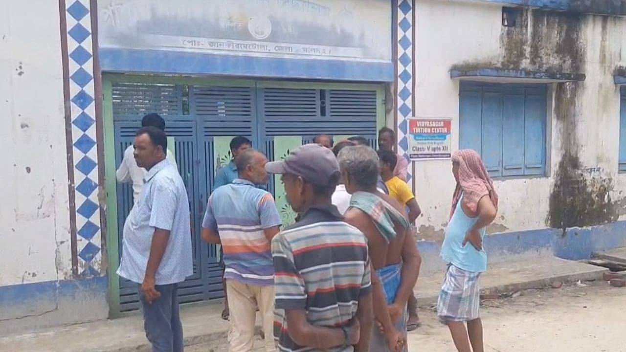 Malda: ছাত্রীদের গায়ে হাত, শরীরের বিভিন্ন জায়গায় অশ্লীল স্পর্শ, শোকজ বাংলার শিক্ষক