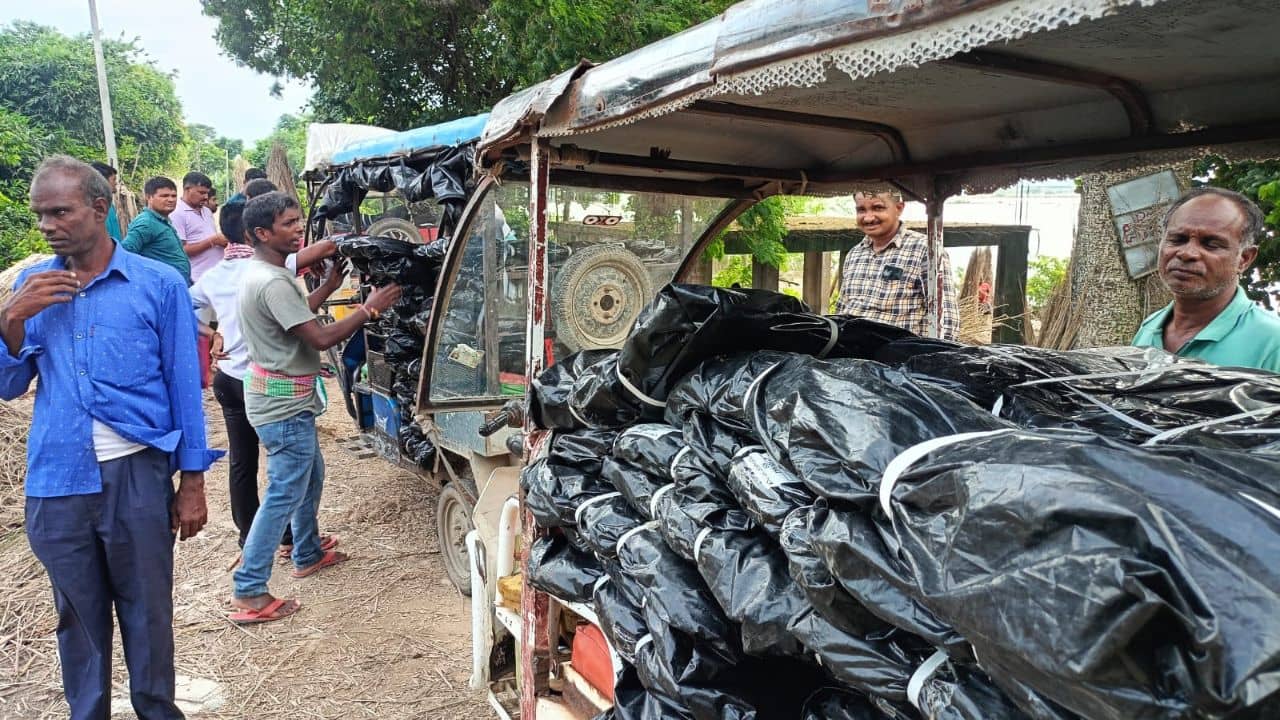 Malda Flood News: সরকারি লোগো লাগানো এত ত্রিপল শ্মশানঘাট দিয়ে কোথায় নিয়ে যাচ্ছে তৃণমূল?