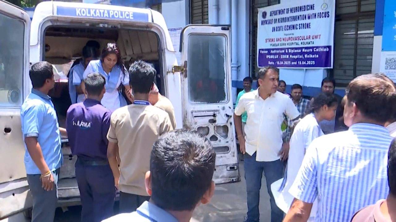 Red Road Independence Day: রেড রোড থেকে সোজা SSKM! কুচকাওয়াজের মাঝেই অসুস্থ ৩৯ পড়ুয়া, ছুটে গেলেন মমতা