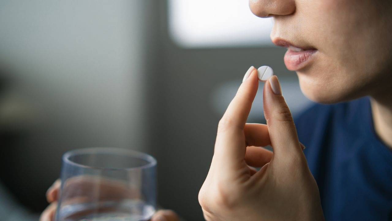 দাঁড়িয়ে, বসে নাকি শুয়ে কেমন করে ওষুধ খেলে শরীরের ভাল হয়, আর কোনটা খারাপ?