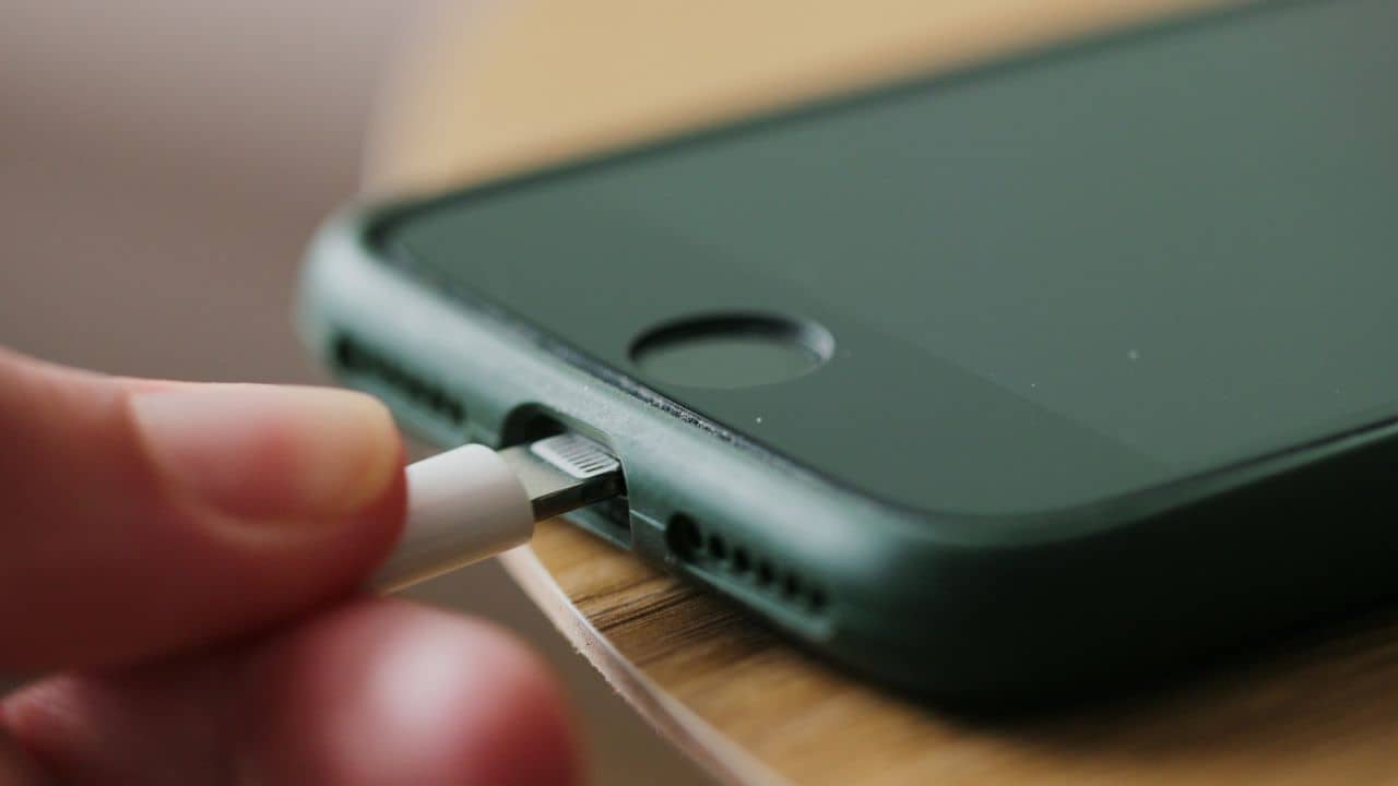 Mobile Charging Tips: ব্যাটারি শেষ হয়েছে বলে ল্যাপটপ থেকে ফোনে চার্জ দেন? মোবাইলের বারোটা নিজের হাতেই বাজাচ্ছেন!