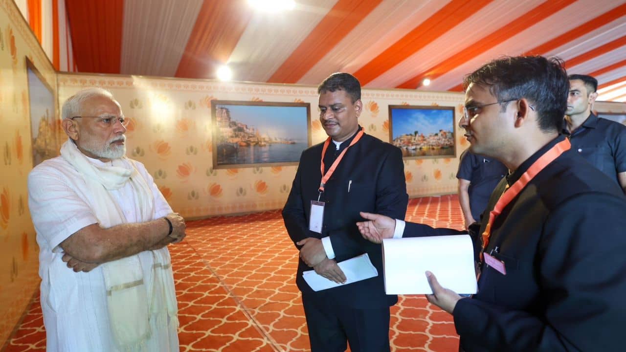 PM Modi in Varanasi: জেলাশাসকের থেকে বারাণসীর বন্যা পরিস্থিতির খোঁজখবর নিলেন প্রধানমন্ত্রী