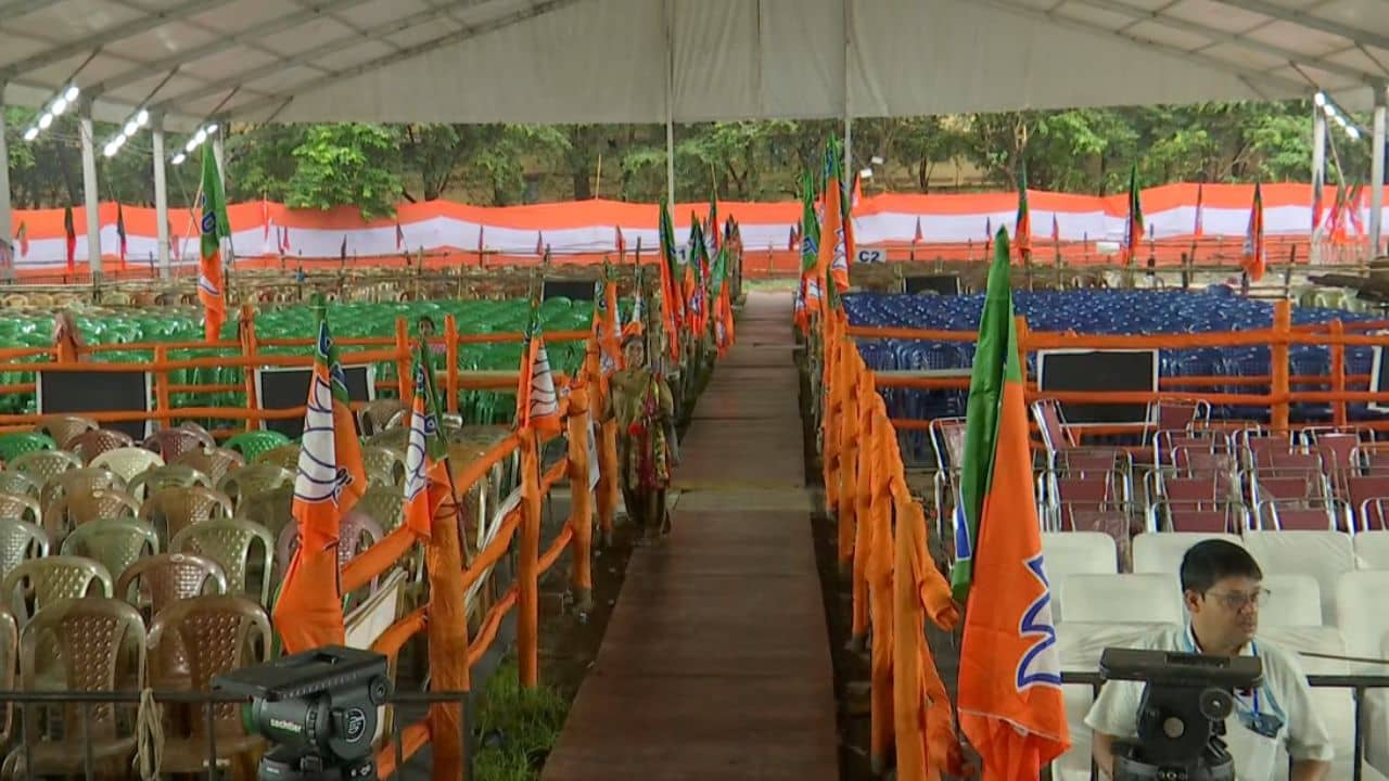 Narendra Modi in Kolkata: বৃষ্টি ভেস্তে দেবে না তো? এখন কী অবস্থা মোদীর সভার?