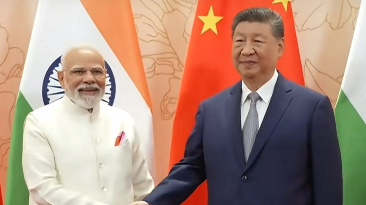 PM Modi-Xi Jinping Meeting: ৫০ মিনিট ধরে বৈঠক মোদী-জিনপিংয়ের, বিশ্বাস-সম্মানে সম্পর্ক এগিয়ে নিয়ে যাওয়ার বার্তা PM Modi-Xi Jinping Meeting: ৫০ মিনিট ধরে বৈঠক মোদী-জিনপিংয়ের, বিশ্বাস-সম্মানে সম্পর্ক এগিয়ে নিয়ে যাওয়ার বার্তা