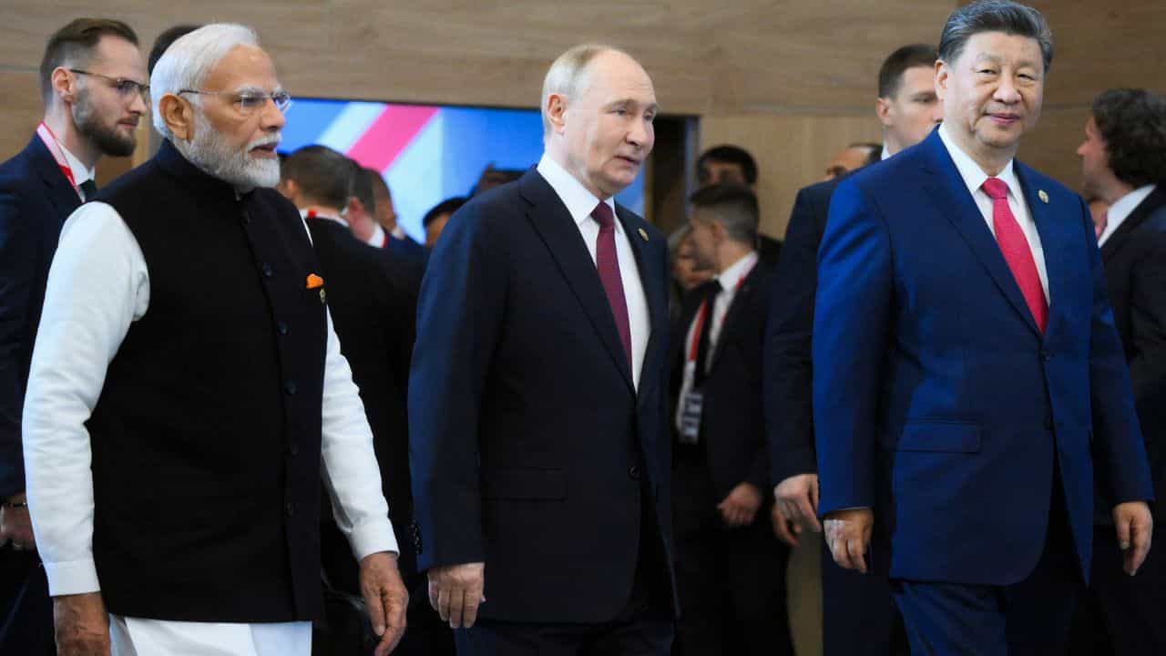 PM Modi: চিনে একমঞ্চে দেখা যাবে মোদী-পুতিন-জিনপিংকে, ট্রাম্পকে 'দাদাগিরি'-র জবাব দেবেন? PM Modi: চিনে একমঞ্চে দেখা যাবে মোদী-পুতিন-জিনপিংকে, ট্রাম্পকে 'দাদাগিরি'-র জবাব দেবেন?