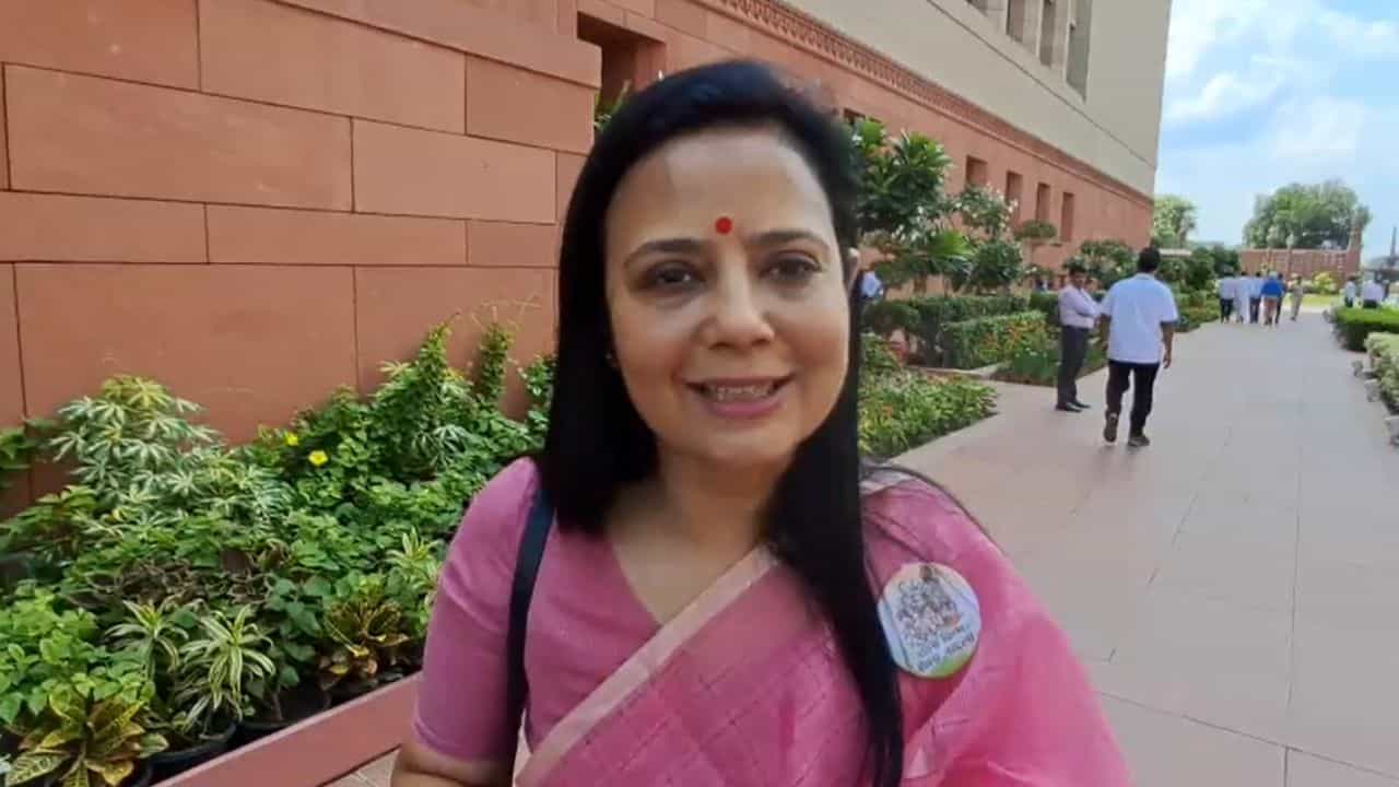 Mahua moitra: 'কেবল বিরোধী কেন, বিজেপির শরিকদেরও 'ঘ্যাচাং ফু' করবে এই বিল', 'বন্দি' মন্ত্রী সরাতে সংশোধনী বিল নিয়ে খোঁচা মহুয়ার Mahua moitra: 'কেবল বিরোধী কেন, বিজেপির শরিকদেরও 'ঘ্যাচাং ফু' করবে এই বিল', 'বন্দি' মন্ত্রী সরাতে সংশোধনী বিল নিয়ে খোঁচা মহুয়ার