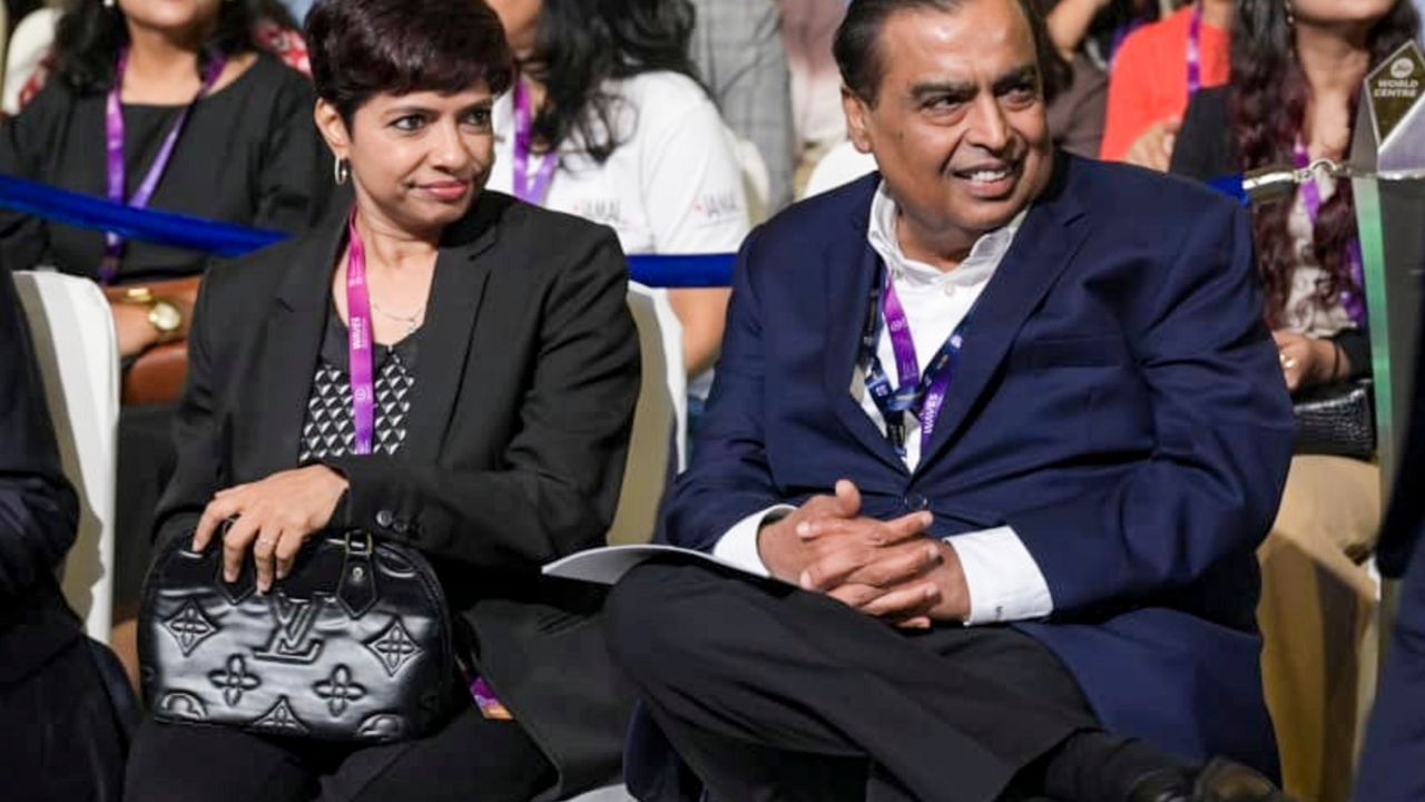 Mukesh Ambani: বিনা পয়সায় কাজ করছেন অম্বানি, এদিকে ছেলে-মেয়ের বেতন কোটি টাকা! তাও কীভাবে এত ধনী? Mukesh Ambani: বিনা পয়সায় কাজ করছেন অম্বানি, এদিকে ছেলে-মেয়ের বেতন কোটি টাকা! তাও কীভাবে এত ধনী?