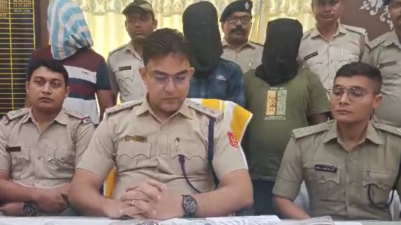 Murshidabad: তৃণমূল নেতাকে খুনের দায় রয়েছে, অস্ত্র-সহ গ্রেফতার তিন সুপারি কিলার Murshidabad: তৃণমূল নেতাকে খুনের দায় রয়েছে, অস্ত্র-সহ গ্রেফতার তিন সুপারি কিলার