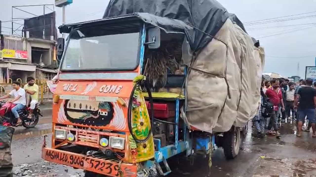 Murshidabad: পুলিশের ওপর 'হামলা', গ্রেফতার তৃণমূলের উপ প্রধান Murshidabad: পুলিশের ওপর 'হামলা', গ্রেফতার তৃণমূলের উপ প্রধান