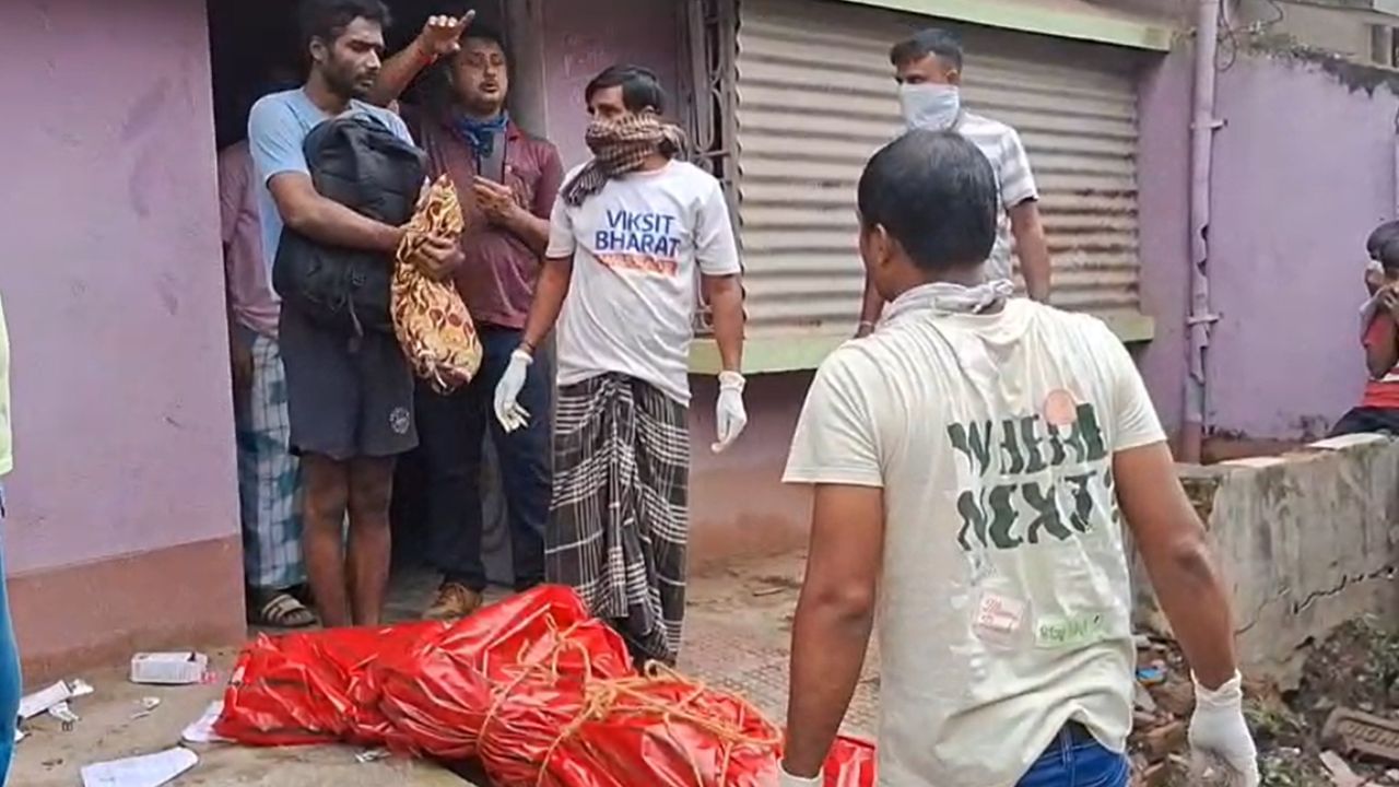 Murshidabad: বাড়ির দরজা ভেতর থেকে বন্ধ, ৩ দিন মায়ের দেহ আগলে বসে ছেলে Murshidabad: বাড়ির দরজা ভেতর থেকে বন্ধ, ৩ দিন মায়ের দেহ আগলে বসে ছেলে