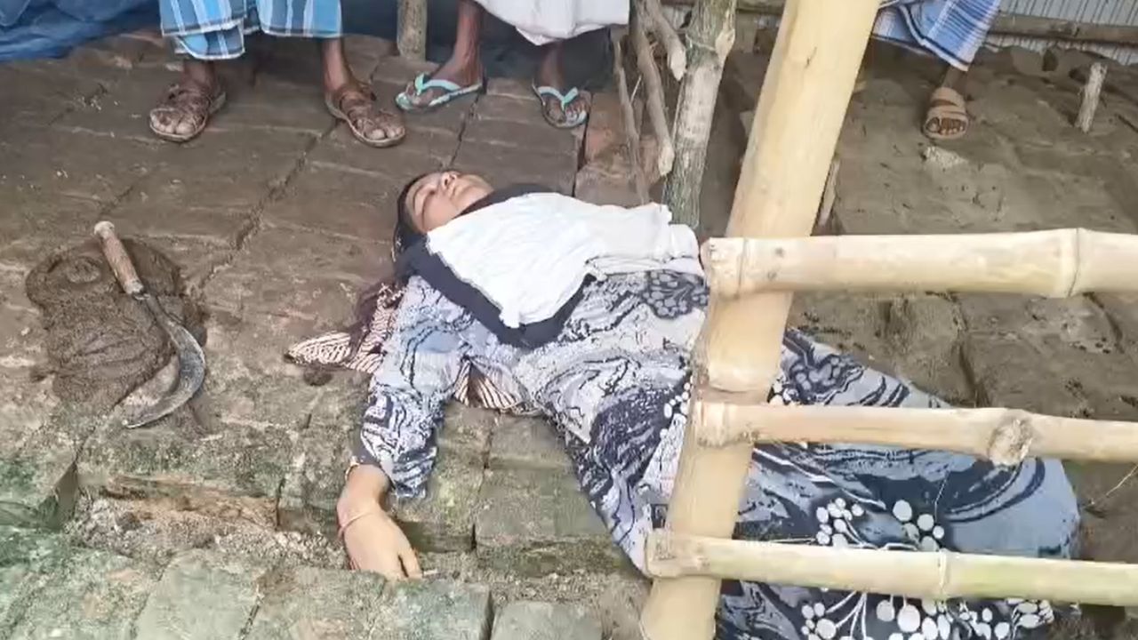 Murshidabad: স্বামীর পরকীয়ায় বাধা, গোয়ালঘরে মহিলার অবস্থা দেখে শিউরে উঠলেন প্রতিবেশীরা Murshidabad: স্বামীর পরকীয়ায় বাধা, গোয়ালঘরে মহিলার অবস্থা দেখে শিউরে উঠলেন প্রতিবেশীরা