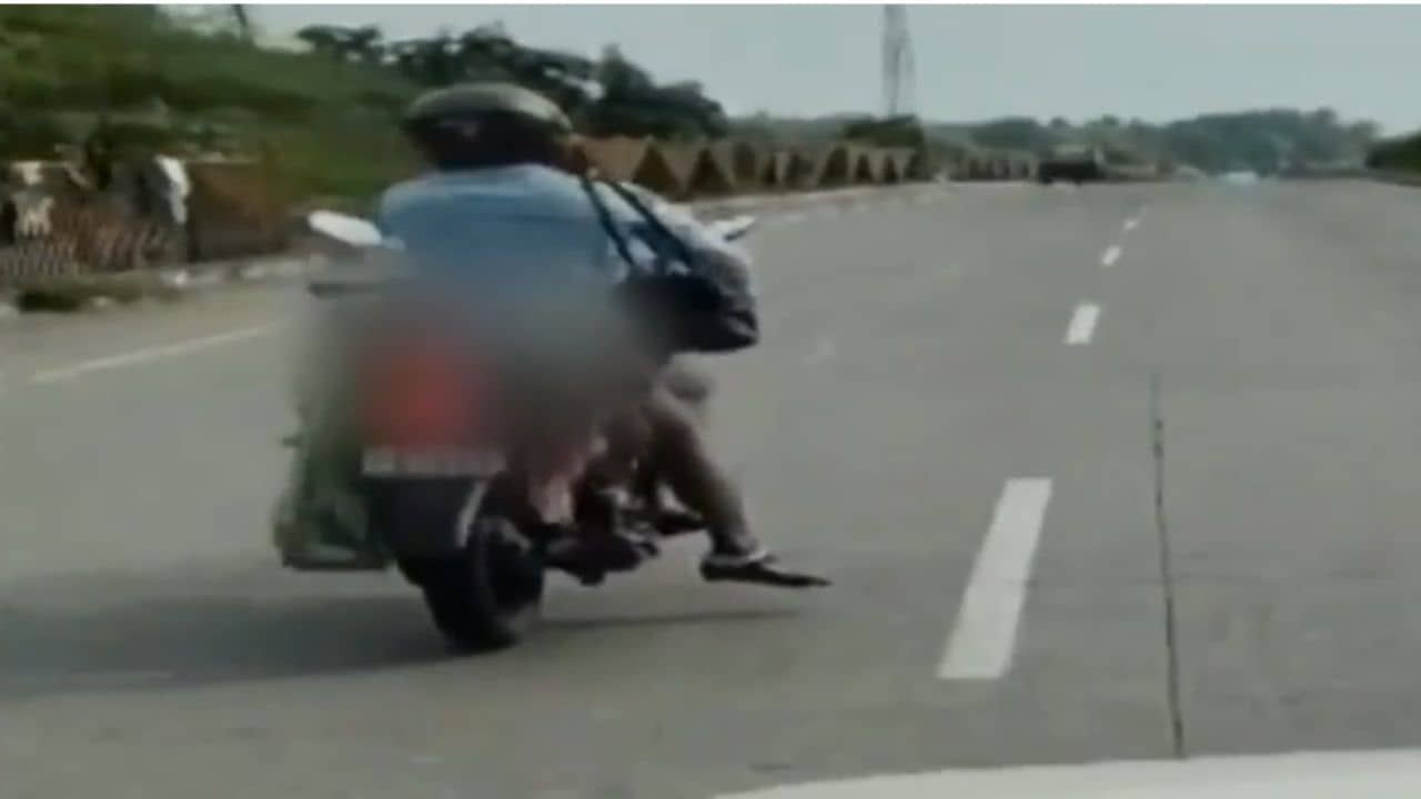 Nagpur: পিষে দিয়েছে ট্রাক, সাহায্য না পেয়ে মৃত স্ত্রীকে বাইকে চাপিয়েই ছুটলেন স্বামী