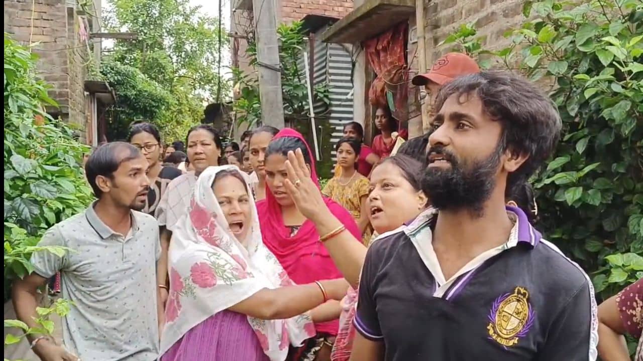 Narendrapur: খাটে শায়িত একাদশ শ্রেণির ছাত্রীর দেহ, পাশে বসে প্রেমিক, মৃত্যু ঘিরে রহস্য